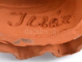 Illár Erzsébet (1940- ): Lány. Égetett agyag, jelzett, jó állapotban, m: 39 cm