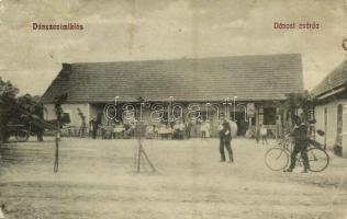 1910 Dánszentmiklós, Dános puszta; Fischli Mihály vendéglős Dánosi híres csárdája, étterem, az 1907-es hírhedt rablógyilkosság helyszíne, férfi kerékpárral. Cziriák fényképész felvétele (gyűrődés / crease)