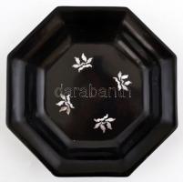 Gyöngyház berakásos lakkozott fa kínáló tál  d: 23 cm Két lepattanással