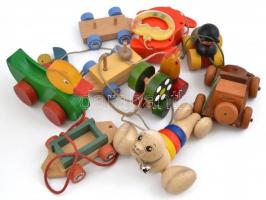 6 db fa gyermekjáték és egy felhúzható zenélő műanyag játék