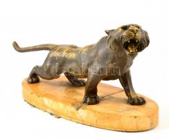 Jelzés nélkül: Üvöltő tigris. Bronz, törött márvány talapzaton, m: 17 cm, h: 42 cm