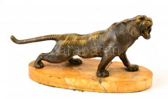 Jelzés nélkül: Üvöltő tigris. Bronz, törött márvány talapzaton, m: 17 cm, h: 42 cm