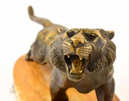 Jelzés nélkül: Üvöltő tigris. Bronz, törött márvány talapzaton, m: 17 cm, h: 42 cm