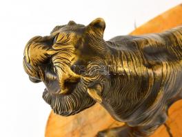 Jelzés nélkül: Üvöltő tigris. Bronz, törött márvány talapzaton, m: 17 cm, h: 42 cm