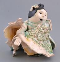 Csavlek Etelka (1947-): Nevető gésa. Festett mázas kerámia, jelzett, apró kopásnyomokkal, m: 13 cm