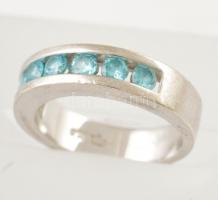 Ezüst(Ag) kék kövekkel kirakott gyűrű, jelzett, méret: 53, bruttó: 5,2 g