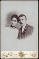 cca 1900 Hell és felesége díszes nyakékkel, keményhátú fotó, Pécs, Hamedli Gyula műterméből, 16x10 cm
