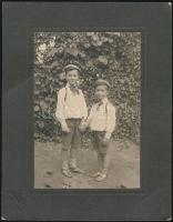 cca 1900 Iskolásgyerekek portréja, fotó kartonon, Szászváros, Adler műtermi fotója, 15x10 cm