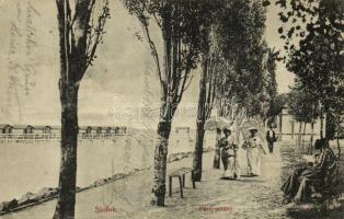 1912 Siófok, Balaton parti sétány, hölgyek napernyőkkel (EK)