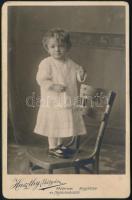 cca 1900 Hajdúszoboszló, Kislány széken állva, keményhátú fotó, hátoldalon a műterem képével, 12,5×8 cm