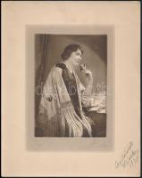 1928 Hölgy műtermi portréja, aláírt, hidegpecséttel jelzett fotóművészeti alkotás, 25×20 cm