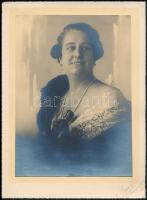 cca 1920-1930 Elegáns hölgy műtermi portréja, kartonra ragasztott, aláírt fotó, 22,5×16 cm