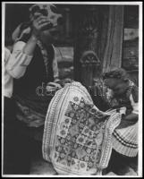 Balogh Rudolf (1879-1944): Készül a hímzés, jelzetlen fotóművészeti alkotás, 30×24 cm