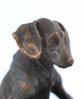 Olvasó kutya, bronz figura, jelzett, m: 4,5 cm