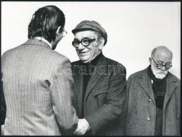1980 Amerigo Tot (Tóth Imre, 1909-1984) szobrászművész és Barcsay Jenő (1900-1988) festőművész közös fényképen, 18×24 cm