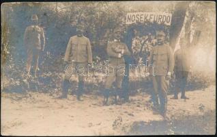 cca 1910 Katonák a Buziáshoz tartozó Nosekfürdő (Erdély) bejáratánál, kartonra ragasztott fotó, 9×14 cm