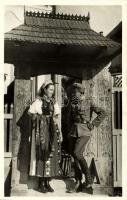 Valahol Erdélyben, Székely kapuban székely leány és magyar katona / Somewhere in Transylvania, Székely gate with girl and Hungarian soldier