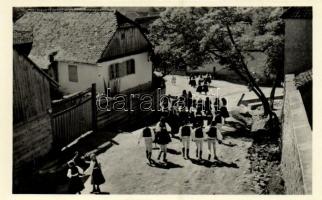 Lövéte, Lueta; utca, népviseletbe öltözött falubeliek / street, villagers in folk costumes