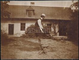 cca 1898 Magasugrási gyakorlat egy kúria udvarán, fotó, 11×8 cm