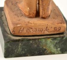 N. Bask jelzéssel: Nőalak. Kerámia, márvány talapzaton. 24 cm ragasztott