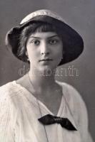 cca 1910-1940 Vegyes fotó tétel, 30 db, nagyrészt női portrék, fotólapok, 14x9 cm és 13x8 cm közötti...