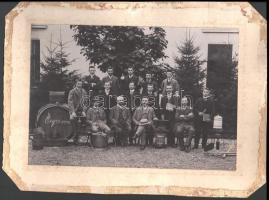 1906 Az egri vincellér iskola végzett hallgatói és tisztikara. nagy méretű fotó kartonon feliratozott. 38x28 cm