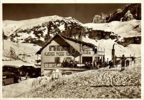 Passo Rolle, Rolle Pass (Südtirol); Albergo / hotel in winter, skiing, autobuses