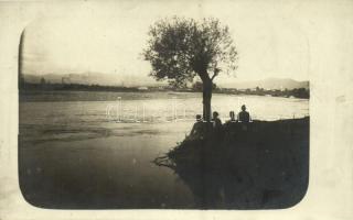 1916 Tisza, Holtsziget (?), naplemente, katonák. photo (vágott / cut)