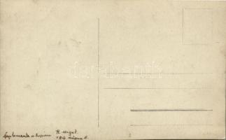 1916 Tisza, Holtsziget (?), naplemente, katonák. photo (vágott / cut)