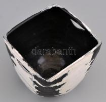 Gorka Lívia (1925-2011): Fekete-fehér kaspó. Festett mázas kerámia, jelzett, apró hajszál repedéssel...