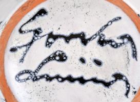 Gorka Lívia (1925-2011): Fekete-fehér kaspó. Festett mázas kerámia, jelzett, apró hajszál repedéssel...