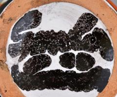 Gorka Lívia (1925-2011): Fekete-sárga váza. Festett mázas kerámia, jelzett, apró hajszál repedéssel,...