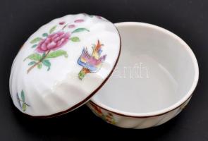 Herendi madaras virágos ékszertartó dobozka, kézzel festett, jelzett, kopásnyomokkal, d: 6,5 cm