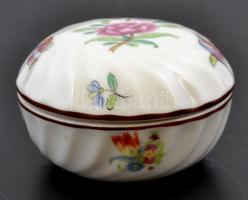 Herendi madaras virágos ékszertartó dobozka, kézzel festett, jelzett, kopásnyomokkal, d: 6,5 cm