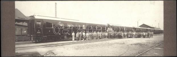 cca 1940 Vasúti szerelvény utasokkal. 36x14 cm Kartonon