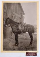 cca 1910 2 db katonákat ábrázoló fotó keretben és kartonon. 9x12, 12x18 cm