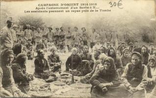 1918 Campnagne dOrient 1914-1918, Aprés lenterrement dun Serbe a X..., Les assistants prennent un repas prés de la Tombe / WWI military, burial of a Serbian soldier, feast near the grave (fl)