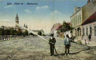 1916 Győr, Vásár tér, férfi locsolócsővel (EK)