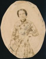 cca 1875 Női portré, vintage fénykép jelzés nélkül, vélhetően a keretezés miatt, az eredeti méretet körbevágták, 13x10 cm