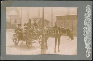 1909. augusztus 15. Budapest, egylovas hintó a külvárosban, feliratozott vintage fotó, 8,5x12,5 cm, karton 10,5x16,3 cm