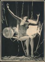 cca 1930 Emlékezetes szilveszter éjszaka, vintage fotó jelzés nélkül, 17,5x12,6 cm