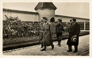 Der Führer besucht am 8. Oktober 1934. 10 Jahre nach Seiner Entlassung die Festungshaftanstalt Landsberg am Lech  / Adolf Hitler visiting Landsberg prison 10 years after his imprisonment. Photo Hoffmann