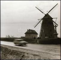 Szélmalmok, 1 db vintage negatív (6x6 cm) a kecskeméten felépített, rekonstruált szélmalomról (cca 1976), + 1 db vintage fotó, amely a hátoldalán feliratozott helyen készült, cca 1920-as években, 3,6x4,6 cm / windmills