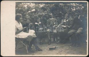1927. augusztus 31. Üvegpörgetős kerti parti, feliratozott vintage fotólap, 8,8x13,5 cm