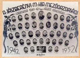 1942 A Jászberényi M. Kir. Mezőgazdasági Szakiskola 1941-42-ben végzett növendékei, tablófotó kartonon, Zsák fotó, foltos kartonnal, 17x24 cm