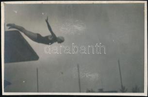 cca 1930 Műugró, vintage fotó, a fotós ujjlenyomatával jelölve (!!), 5,5x8,5 cm