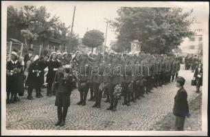 cca 1942 Veszprém, virággal köszöntött katonai század, vitéz Mészáros (?) pecsétjével jelzett vintage fotólap, 8,5x13,3 cm