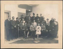 cca 1924 Katonák és egyenruhák, 2 db vintage fotó, az egyik feliratozva, 15,5x11 cm és 16,5x22,5 cm,...