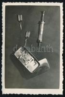 cca 1938 Thöresz Dezső (1902-1963) békéscsabai gyógyszerész és fotóművész hagyatékából jelzés nélküli   vintage fotó (Orvosi csendélet), 6x9 cm