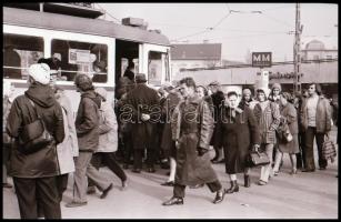 cca 1971 Budapest, Moszkva tér, 5 db mai nagyítás + 3 db vintage negatív (a negatívok és papírképek ...